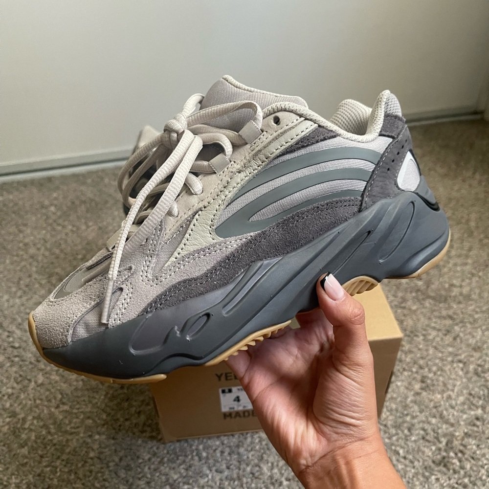 Yeezy boost 700 V2